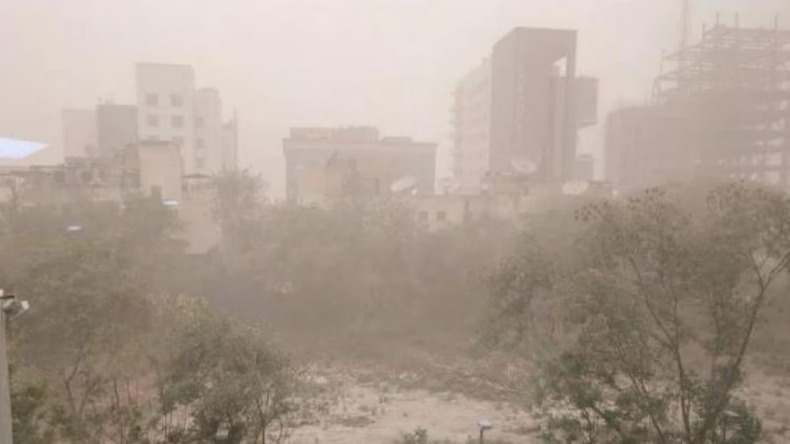 Weather: दिल्ली-एनसीआर में धूल भरी आंधी से विजिबिलिटी कम, बढ़ा प्रदूषण, जानें मौसम का हाल
