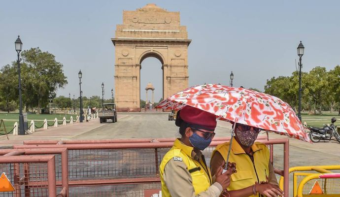 Flight Late: फ्लाइट्स लेट, ट्रेनों की रफ्तार पर आज भी ब्रेक, ठंड-कोहरे का डबल अटैक