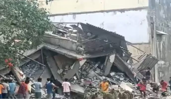 Video: देखो-देखो मैं पानी के ऊपर चल रहा हूं….अपने ही चमत्कार में फंसा बाबा, देखने के लिए जुटे हजारों लोग