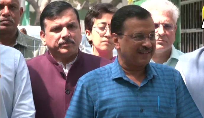40 दिन बाद तिहाड़ जेल से रिहा हुए अरविंद केजरीवाल, पत्नी-बेटी के साथ घर के लिए रवाना