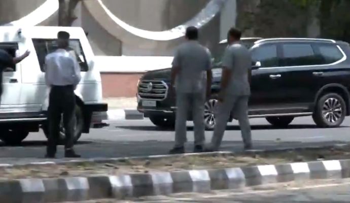 40 दिन बाद तिहाड़ जेल से रिहा हुए अरविंद केजरीवाल, पत्नी-बेटी के साथ घर के लिए रवाना