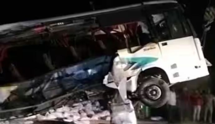 उत्तर प्रदेश: ट्रैक्टर ने बाइक में मारी टक्कर, रिटायर फौजी की मौत, गंभीर रूप से भाई घायल
