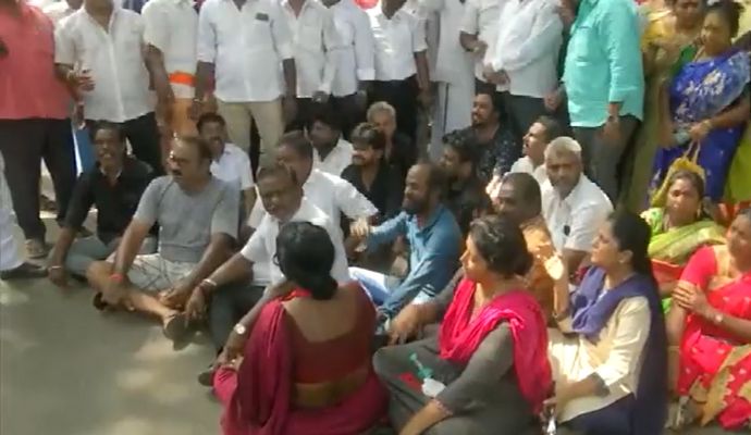 तमिलनाडु: DMK विधायक एमके मोहन के बेटे के घर आयकर छापे के बाद कार्यकर्ताओं का हंगामा
