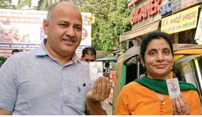 Delhi: बीमार पत्नी से मिलने 5 महीने बाद घर पहुंचे मनीष सिसोदिया, कोर्ट ने दिया है 6 घंटे का समय
