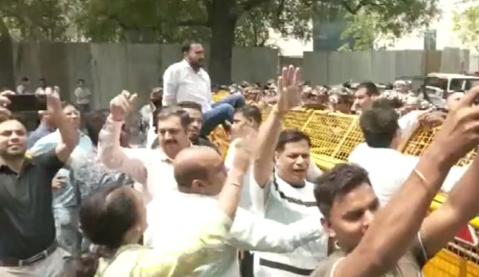 बीजेपी प्रवक्ता ने राहुल गांधी को बताया गद्दार, कांग्रेस ने स्पीकर को भेजी चिट्ठी