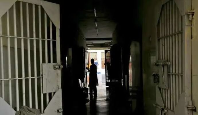 पुलिसकर्मी को पीछे बैठाकर कोर्ट के लिए निकला कैदी, वीडियो देखते ही यूपी पुलिस ने दिया जवाब