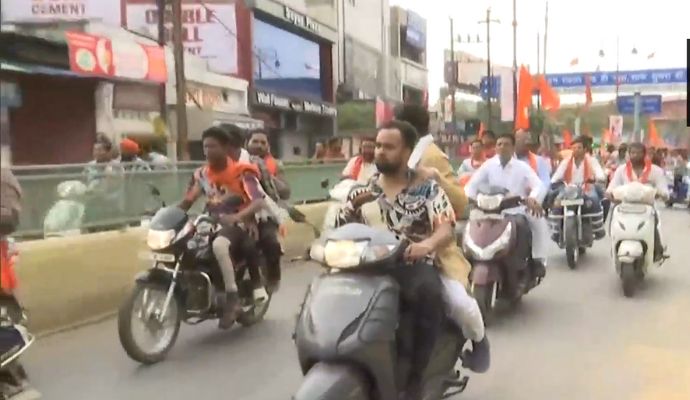 VIDEO: गोद में रशियन लड़की को बैठाकर नशेड़ी लड़के ने स्कूटी को मारी टक्कर, युवती ने पुलिस के सामने किया हाईवोल्टेज ड्रामा