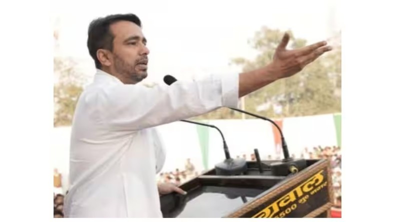 UP Nikay Chunav 2023: कोई बना दूल्हा तो किसी ने मुंडवाया सिर, देखें तस्वीरें