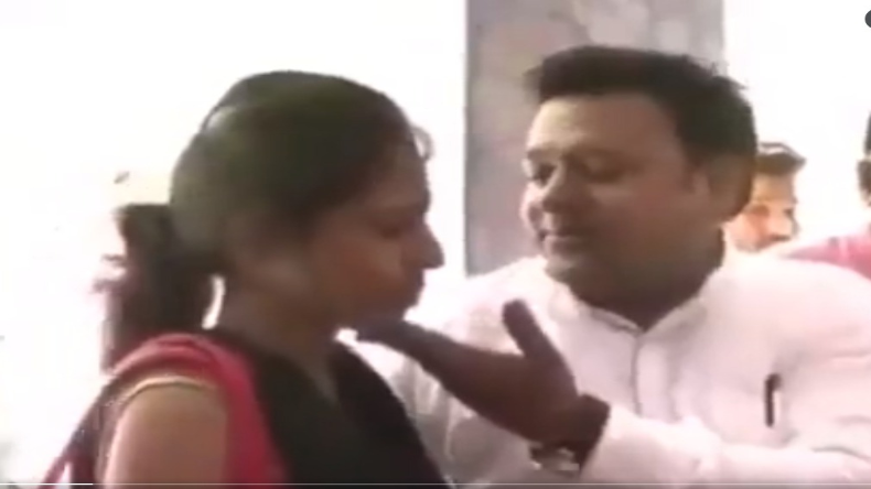 कचरा बीनने वाले को देखकर इमोशनल हो गया पुलिस ऑफिसर, फिर किया दिल छू लेने वाला काम