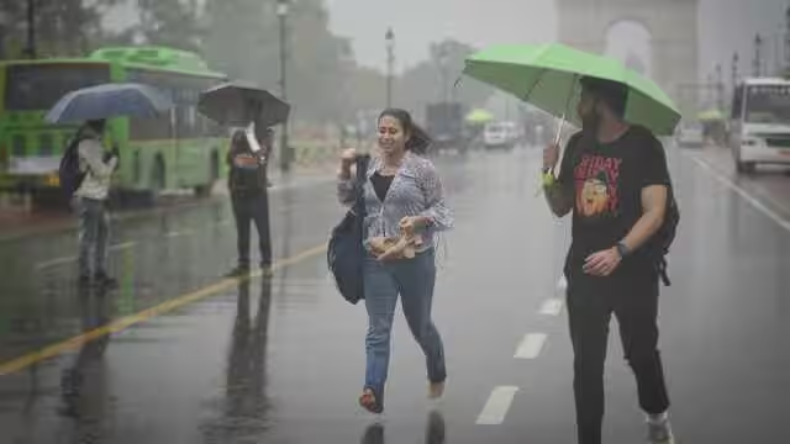 Delhi weather: राजधानी में मौसम ने ली फिर करवट, तेज हवा के साथ बारिश का अलर्ट