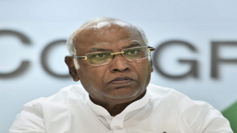 Kharge on PM Modi:  पीएम के खिलाफ खड़गे की टिप्पणी पर बीजेपी ने चुनाव आयोग से की शिकायत