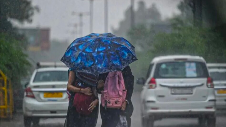 गर्मी और धूल से दिल्ली वाले हुए बेहाल, जानें मौसम का मिजाज