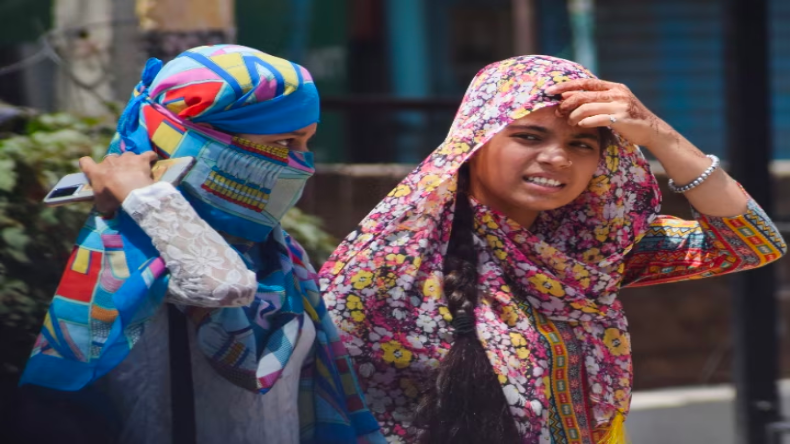 Weather Today: दिल्ली-NCR में आज भी बरसात की उम्मीद, कल से बढ़ेगा तापमान, जानें मौसम का हाल