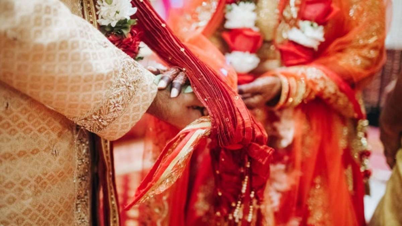 शादी के लिए प्रेमिका का हाईवोल्टेज ड्रामा, कॉलर से खींचकर ले गई मंदिर
