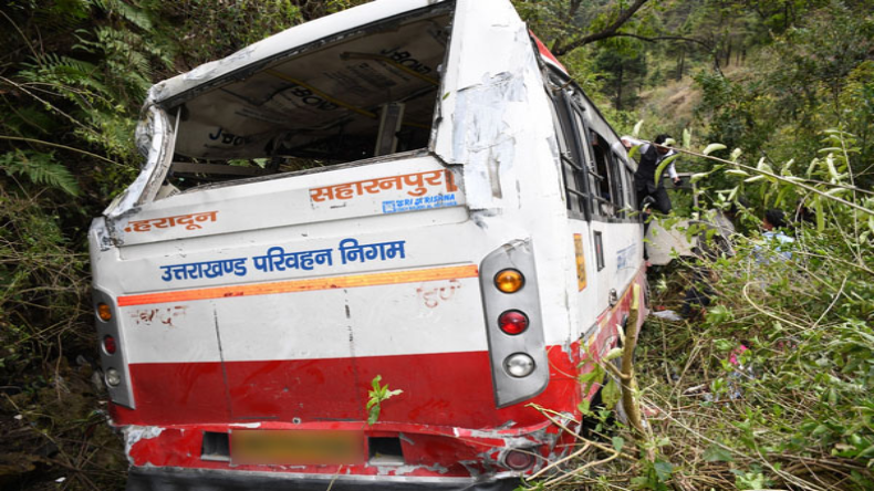 उत्तराखंड: मसूरी-देहरादून रोड पर खाई में गिरी बस, 26 लोगों को बचाया गया