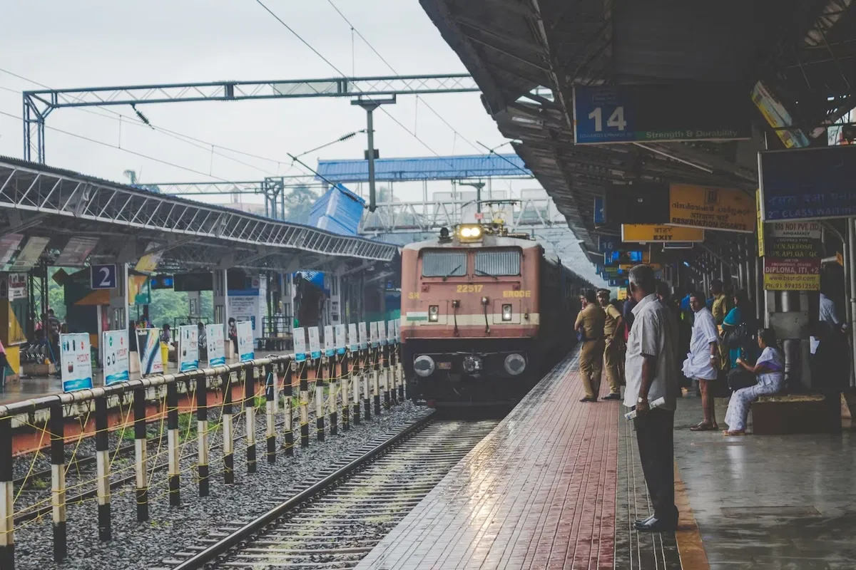 नई दिल्ली रेलवे स्टेशन पर उमड़ी भारी भीड़, ट्रेनों की लेटलतीफी से प्लेटफॉर्म 12-13 पर अफरा-तफरी