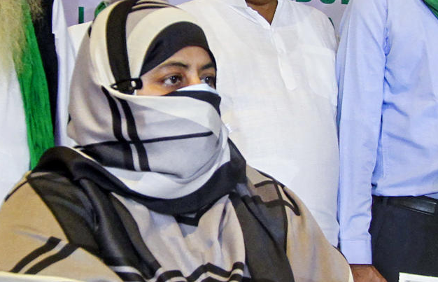 अतीक अहमद की फ़रार बीबी शाइस्ता हुई प्रेग्नेंट, माफिया के चेले ने ही पीठ में घोंपा छुरा!