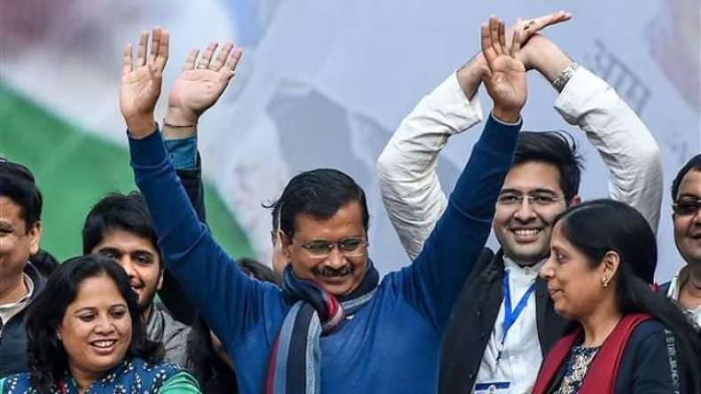सीबीआई के तलब किए जाने से डर गए केजरीवाल, बीजेपी ने दिल्ली के सीएम पर किया हमला