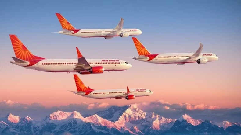 IndiGo: फ्लाइट डायवर्ट होने पर जमीन पर बैठकर खाते दिखे IndiGo के यात्री, वीडियो वायरल