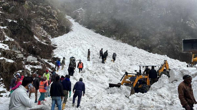 नोएडा सेक्टर 63 में भरभरा कर गिरी 3 मंजिला बिल्डिंग, कई लोग नीचे दबे, रेस्क्यू ऑपरेशन जारी
