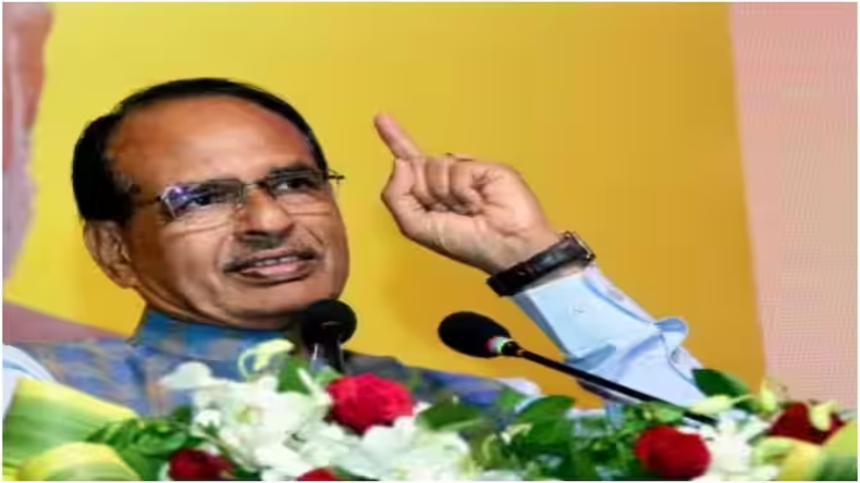 MP पेशाबकांड : CM शिवराज ने धोए पीड़ित के पैर तो मायावती बोलीं- कैमरे की नौटंकी है…