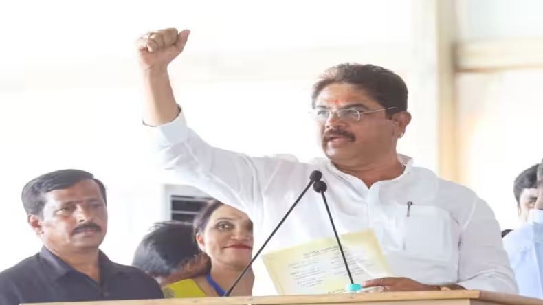कर्नाटक चुनाव: खड़गे ने जारी किया कांग्रेस का घोषणा पत्र, डीके शिवकुमार और सिद्धारमैया रहे मौजूद