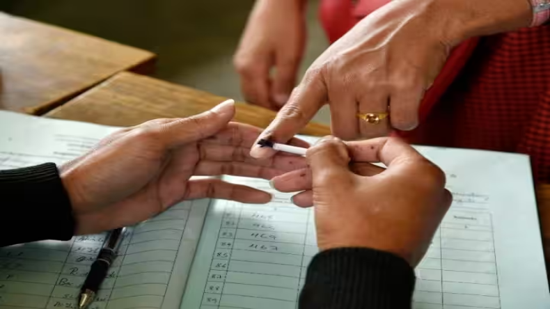 भाई जैसा दोस्त निकला धोखेबाज, पत्नी को लेकर हुआ फरार