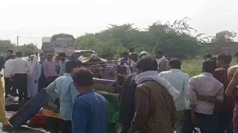 Agra Road Accident: सड़क पर बिखरी रही लाशें और लोग बटोरते रहे पैसे…