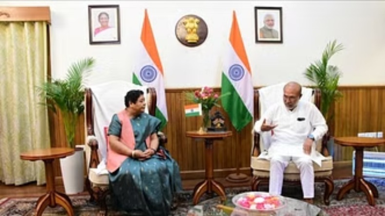 Manipur: राज्यपाल अनुसुइया उइके से मिलकर वापस लौटा विपक्षी सांसदों का समूह, बताया असहाय महसूस कर रहे लोग…