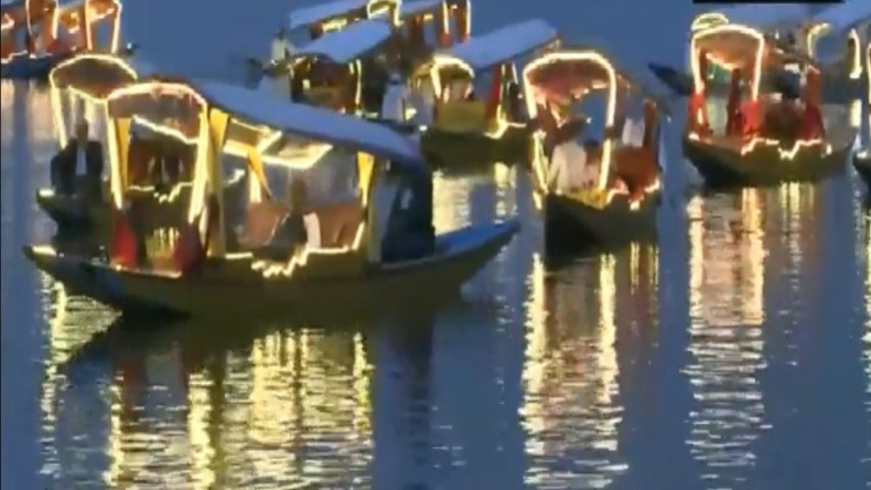 जम्मू-कश्मीर के कलियुगी बेटे ने माता-पिता को सड़क पर चप्पल से पीटा, वीडियो वायरल