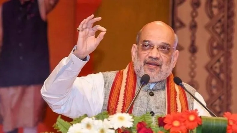 होठों पर लाली और कानों में बाली पहने प्रियंका पहुंची शपथ लेने, आखिर रिझा किसको रही थी?