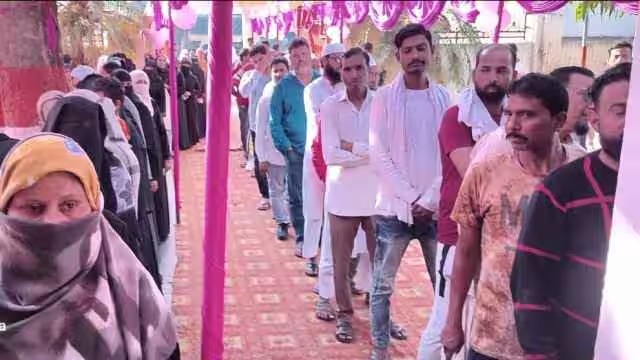 UP By Election: छानबे और स्वार विधानसभा सीट के लिए मतदान जारी, पुलिस बल की 48 कंपनी तैनात