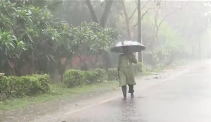 Delhi weather: राजधानी में मौसम ने ली फिर करवट, तेज हवा के साथ बारिश का अलर्ट
