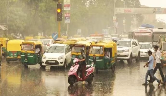 Delhi Weather Update: 6 डिग्री तक लुढ़का दिल्ली का पारा, अगले पांच दिन बरसेंगे बादल