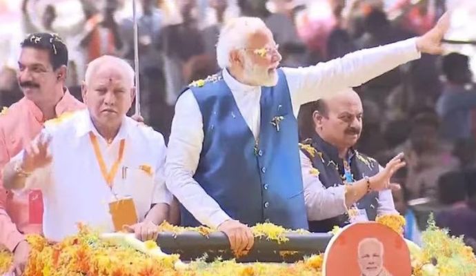 कर्नाटक चुनाव: प्रियंका गांधी ने विजयनगर में किया रोड शो, कांग्रेस के लिए मांगे वोट