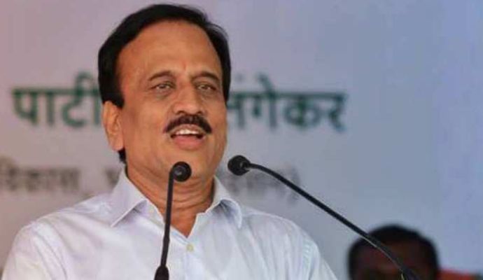 मुंबई: बोरीवली वेस्टर्न एक्सप्रेस हाईवे पर चलती ट्रक में लगी आग, ड्राइवर घायल