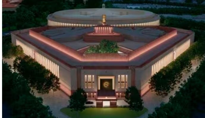 NDA बैठक में पीएम मोदी ने संविधान को माथे से लगाया, पहले संसद की चौखट को कर चुके हैं प्रणाम