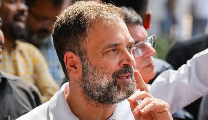 Rahul Gandhi: कांग्रेस नेता राहुल गांधी ने कुलियों से की मुलाकात, उनकी वर्दी पहनकर बोझ भी उठाया