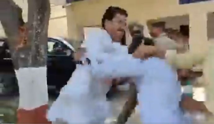 कान में इयरफोन लगाकर चलने वाले हो जाएं सावधान! दो लोगों का ट्रेन ने किया खेल खत्म