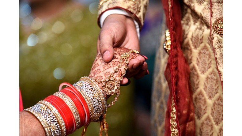 15 साल की भतीजी पर दिल हार बैठा चाचा, बीवी के डर से हुआ फरार