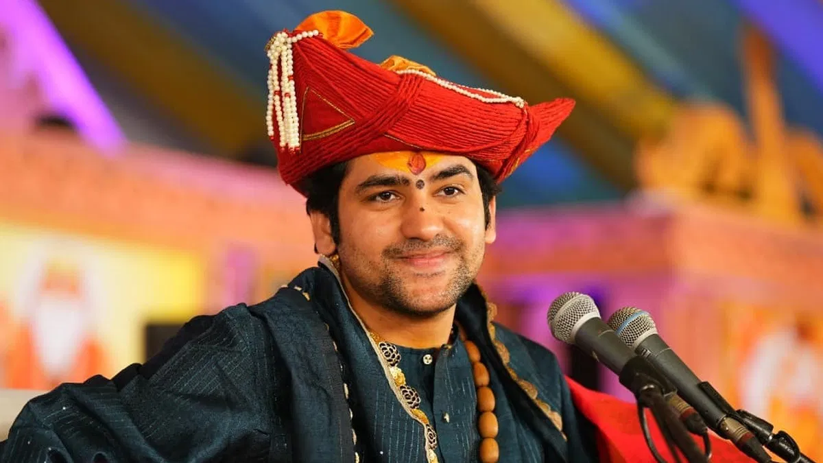 आखिर बागेश्वर बाबा क्यों पहनते है फैशनेबल पगड़ी और स्टाइलिश कपड़े?