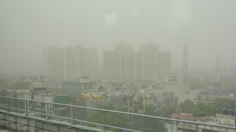 Delhi weather: राजधानी में मौसम ने ली फिर करवट, तेज हवा के साथ बारिश का अलर्ट