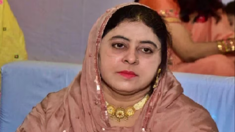 मस्जिद में किया ऐलान, बुर्के वाली महिलाओं को घेरा फिर भी पुलिस की गिरफ्त से फरार हो गई शाइस्ता