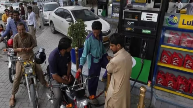 Pakistan में पेट्रोल-12 और डीजल 30 रुपये लीटर सस्ता हुआ, खाली खजाने के बीच कैसे हुआ चमत्कार?