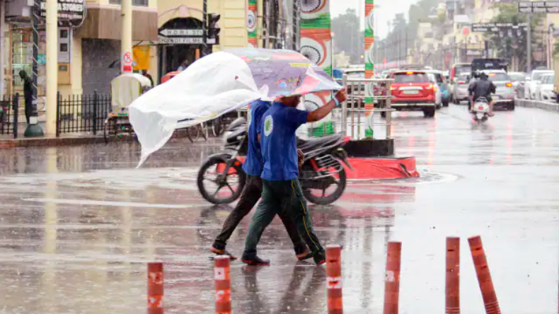 Weather Today: देश में यूपी में 2 दिन छाए रहेंगे बादल, उत्तराखंड में आज बरसात, जानें मौसम का हाल