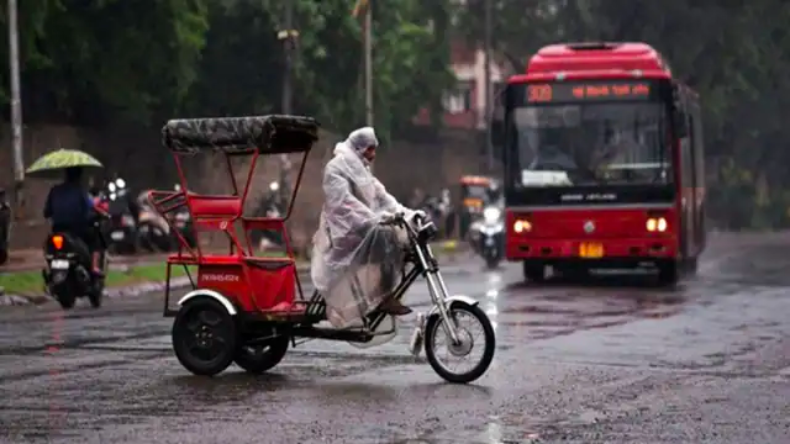 Weather Today: दिल्ली-NCR में आज भी बरसात की उम्मीद, कल से बढ़ेगा तापमान, जानें मौसम का हाल