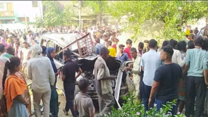 Agra Road Accident: सड़क पर बिखरी रही लाशें और लोग बटोरते रहे पैसे…