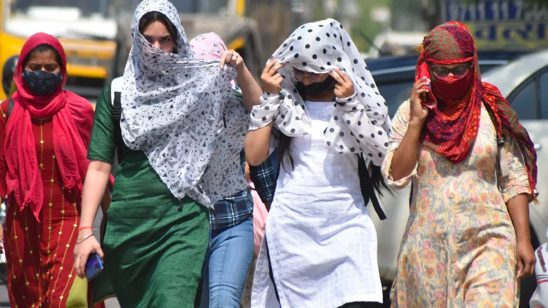 दिल्ली-NCR समेत कई हिस्सों में बरसात, केरल में 8 की मौत, जानें 19 जुलाई तक कैसा रहेगा मौसम