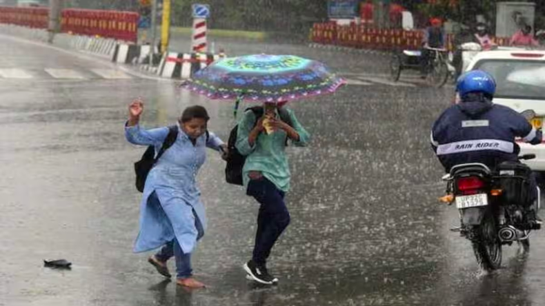 Weather: UP-बिहार समेत कई राज्यों में आज बरसात को लेकर येलो और ऑरेंज अलर्ट, जानें मौसम का हाल