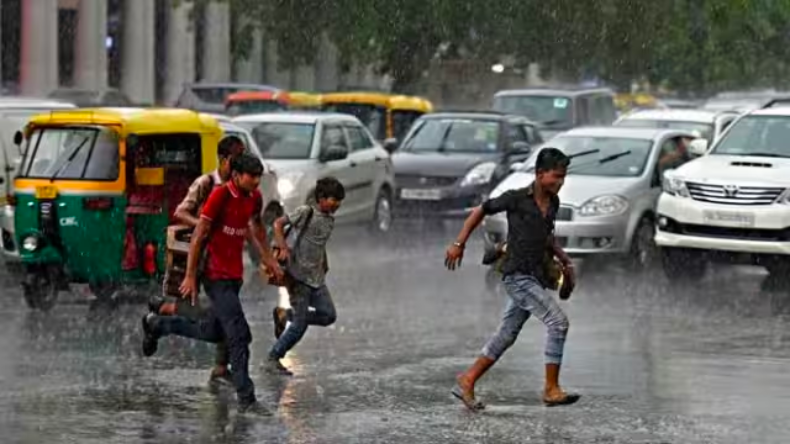 Weather: UP-बिहार समेत कई राज्यों में आज बरसात को लेकर येलो और ऑरेंज अलर्ट, जानें मौसम का हाल